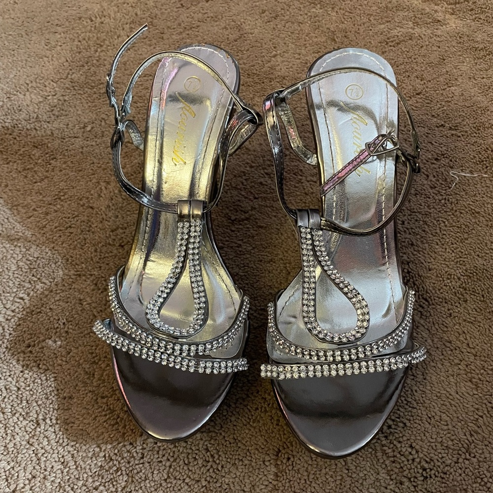 Silver pumps